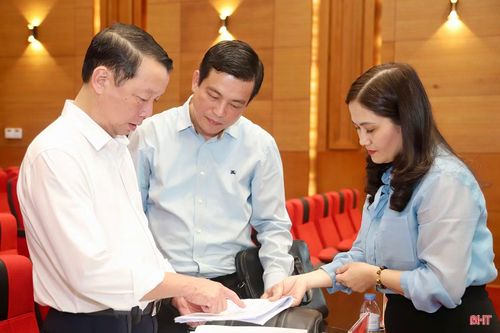  Chủ tịch UBND tỉnh Phan Thiên Định trao đổi với lãnh đạo Ủy ban MTTQ tỉnh các nội dung liên quan tới công tác bầu cử. 