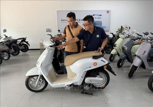 Anh Nguyễn Tấn Kiệt tìm hiểu về xe máy điện tại Cửa hàng Yadea Cái Răng, đường Võ Nguyên Giáp, phường Hưng Phú, thành phố Cần Thơ.
