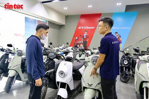 Nhiều người dân lựa chọn chuyển sang xe điện để giảm chi phí và chủ động hơn trong việc di chuyển. Ảnh: Báo Tin tức và Dân tộc