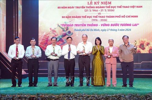 Ban tổ chức trao Kỷ niệm chương tri ân các vị lãnh đạo, cán bộ ngành Thể dục thể thao TP. Hồ Chí Minh qua các thời kỳ.