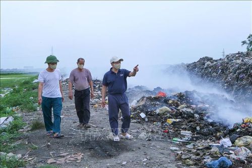 Bãi tập kết rác nằm cách khu dân cư chỉ khoảng 300m, gây ảnh hưởng đến môi trường và đời sống người dân xung quanh.