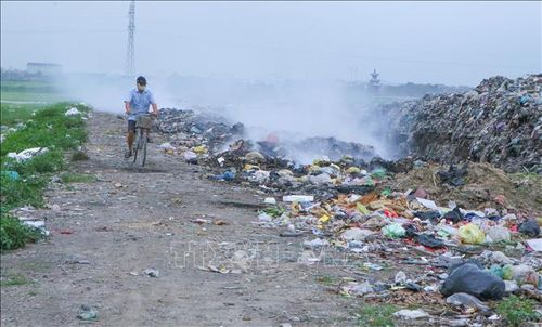 Tình trạng đốt rác gây ô nhiễm môi trường diễn ra thường xuyên.