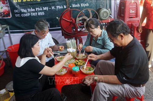 Người dân, du khách thưởng thức các món ăn tại Chương trình Tinh hoa ẩm thực tỉnh Gia Lai.