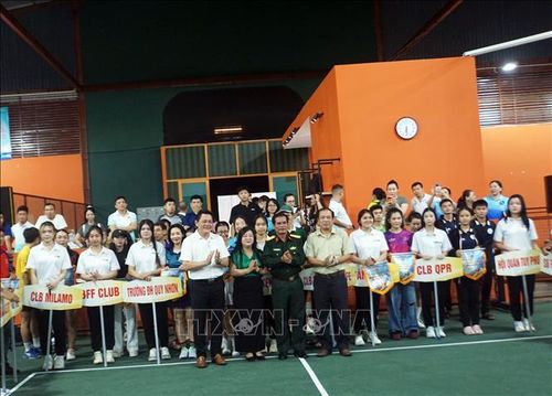 Ban tổ chức tặng cờ lưu niệm cho các câu lạc bộ, đơn vị tham dự Giải Pickleball các câu lạc bộ tỉnh Gia Lai năm 2026.