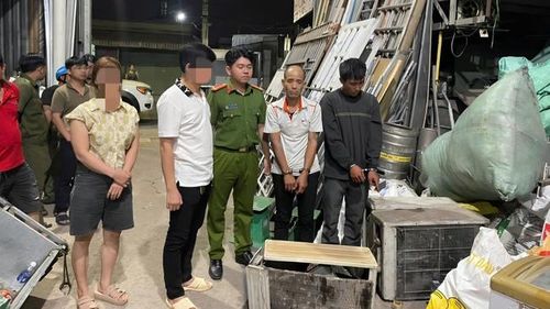 Các đối tượng tại điểm thu mua phế liệu cùng tang vật vụ trộm tại trạm viễn thông KCN Long Thành bị lực lượng Công an phát hiện, thu giữ. (Ảnh CACC)