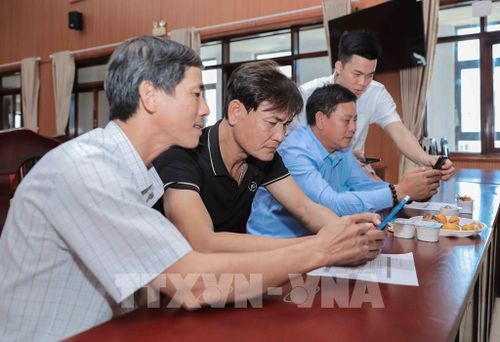 Các chuyên gia hướng dẫn ngư dân tải, sử dụng ứng dụng báo cáo, theo dõi, cung cấp dữ liệu về động vật biển. Ảnh: Phan Phương – TTXVN