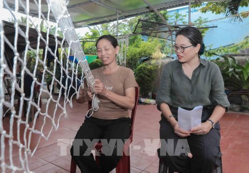 Các chuyên gia đến nhà người dân tại đặc khu Lý Sơn tuyên truyền về động vật biển, ý thức bảo vệ đại dương bền vững. Ảnh: Phan Phương – TTXVN