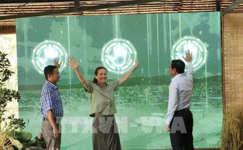 Các đại biểu nhấn nút khởi động dự án Giải pháp thuận thiên thích ứng với biến đổi khí hậu khu vực đồng bằng sông Cửu Long. Ảnh: Hồng Nhung - TTXVN