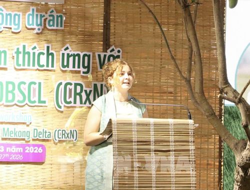 Bà Alice Hawkins, Bí thư thứ hai, Đại sứ quán Australia tại Bangkok (Thái Lan), thống nhất ủng hộ dự án giải pháp thuận thiên thích ứng với biến đổi khí hậu khu vực ĐBSCL. Ảnh: Hồng Nhung - TTXVN