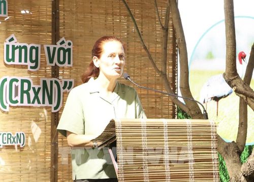 Bà Charlotte Sterrett, Quản lý Cấp cao Chương trình Tăng cường khả năng chống chịu và Thích ứng của cộng đồng, WWF-Úc, phát biểu. Ảnh: Hồng Nhung - TTXVN
