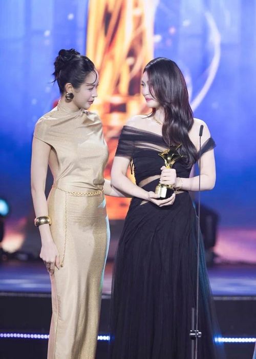 Thanh Thủy từng trao giải thưởng về điện ảnh cho Đoàn Thiên Ân. 