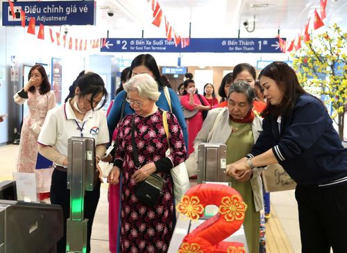 Ngoài tiết kiệm nhiên liệu, nhiều người dân thành phố dã thay đổi thói quen sử dụng phương tiện cá nhân sang phương tiện công cộng như metro, xe buýt. Ảnh minh họa 