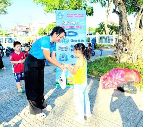 Hội LHPN phường Long Hương, TPHCM, phối hợp với các đoàn thể tổ chức “Ngày hội tái chế rác thải”, lan tỏa lối sống, bảo vệ môi trường.