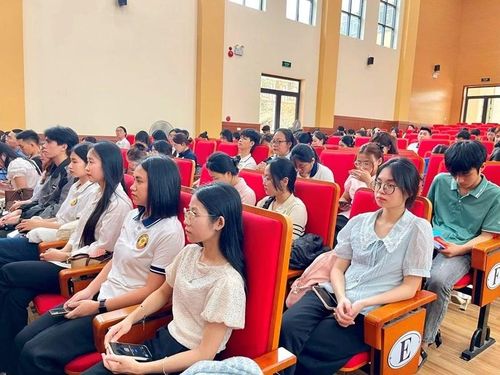 Các đoàn viên, thanh niên tham dự tiết học đầu tiên sau lễ khai giảng.