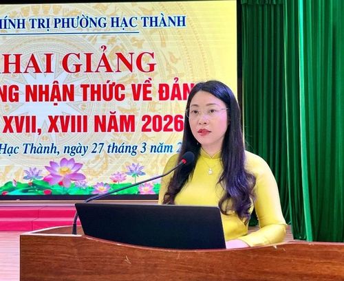 Đồng chí Thiều Thị Duyên, Giám đốc Trung tâm Chính trị phường Hạc Thành phát biểu tại lễ khai giảng.