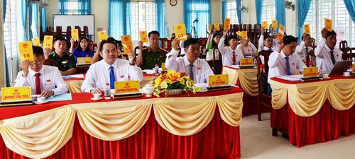 Các đại biểu HĐND xã Khánh Bình biểu quyết thông qua các nghị quyết.