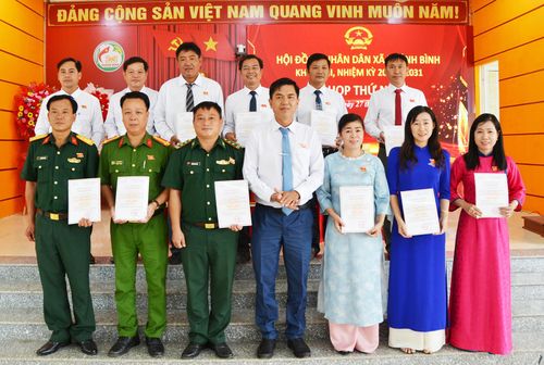 Ủy ban Bầu cử xã Khánh Bình trao giấy chứng nhận đại biểu HĐND xã khóa XIII, nhiệm kỳ 2026 - 2031.
