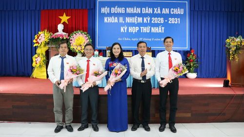 Bí thư Đảng ủy xã, Chủ tịch HĐND xã An Châu Đặng Thị Hoa Rây tặng hoa chúc mừng các đồng chí được bầu giữa các chức danh chủ chốt HĐND xã nhiệm kỳ 2026 - 2031.
