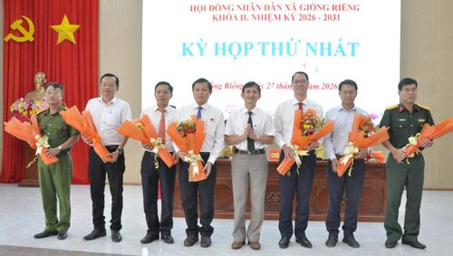 Bí thư Đảng ủy xã Giồng Riềng Nguyễn Minh Trang tặng hoa chúc mừng Chủ tịch UBND và các thành viên UBND khóa II, nhiệm kỳ 2026 - 2031.