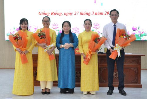 Tặng hoa chúc mừng Chủ tịch HĐND xã và các thành viên HĐND khóa II, nhiệm kỳ 2026 - 2031.