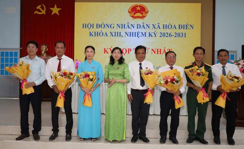 Tặng hoa chúc mừng các đại biểu được bầu giữ các chức danh thuộc UBND xã.