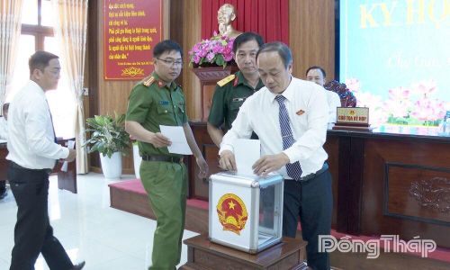 Đại biểu bỏ phiếu bầu các chức danh chủ chốt của HĐND và UBND xã.