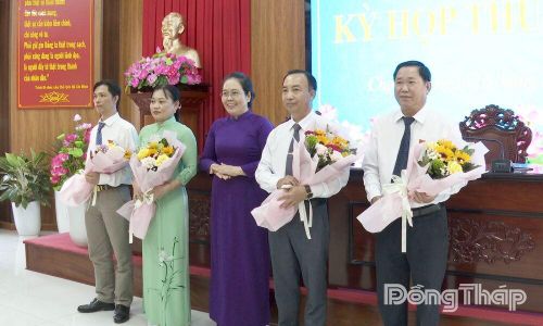 Ra mắt các chức danh chủ chốt của HĐND xã nhiệm kỳ 2026 - 2031.
