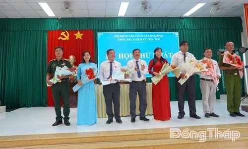 Ra mắt các chức danh chủ chốt UBND xã nhiệm kỳ 2026 - 2031.