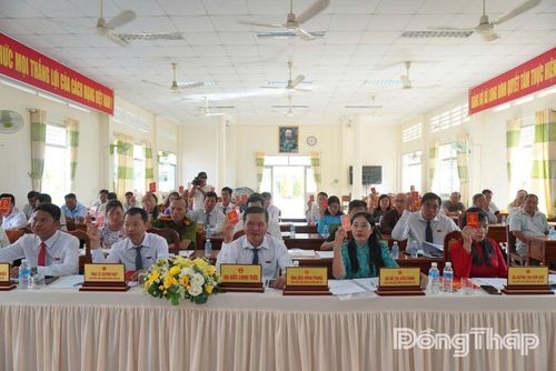 Đại biểu biểu quyết thông qua nghị quyết.