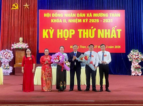 Đồng chí Đào Xuân Huyên - Trưởng Ban Văn hóa - Xã hội HĐND tỉnh tặng hoa chúc mừng các đồng chí được bầu giữ các chức vụ của HĐND xã Mường Than. 