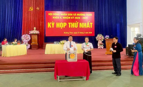 Đại biểu bỏ phiếu bầu các chức danh của HĐND, UBND xã Mường Than. 