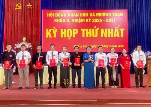 Đại diện Ủy ban Bầu cử xã Mường Than trao Giấy chứng nhận cho các đại biểu trúng cử HĐND xã khóa II, nhiệm kỳ 2026-2031. 