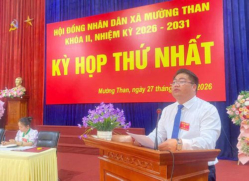 Đồng chí Tao Văn Giót - Bí thư Đảng ủy, Chủ tịch HĐND xã Mường Than phát biểu bế mạc kỳ họp.