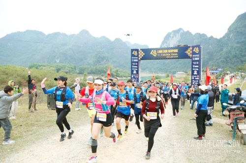 Các vận động viên tham gia Giải chạy Lạng Sơn Geopark Ultra Trail 2025 tại xã Hữu Liên