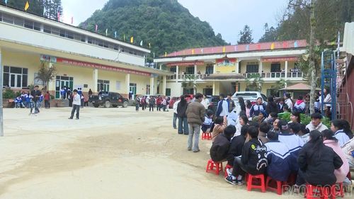 Thiếu cơ sở vật chất, khiến các hoạt động tập thể ngoài trời của học sinh nhà trường bị hạn chế.
