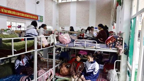 Khu bán trú cho học sinh được làm tạm bằng nhà tôn và tận dụng nhà đa năng.
