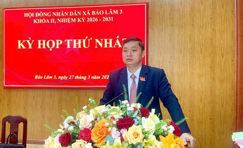 Đồng chí Nguyễn Đình Bình, Bí thư Đảng ủy, Chủ tịch HĐND xã Bảo Lâm 3 phát biểu tại kỳ họp