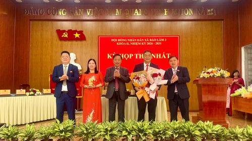 Đồng chí Hồng Việt Trung được các đại biểu tin tưởng bầu giữ chức vụ Chủ tịch UBND xã Bảo Lâm 3 
