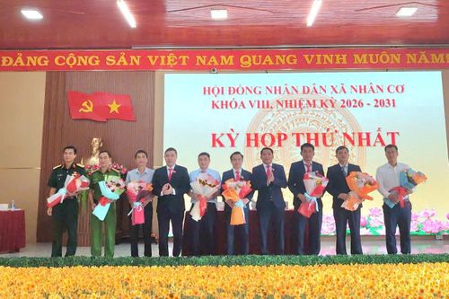 HĐND xã Nhân Cơ trao hoa chúc mừng Chủ tịch UBND xã và các thành viên ủy ban