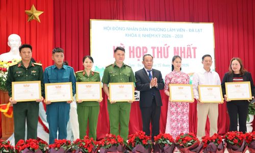 Khen thưởng các tập thể, cá nhân tiêu biểu có đóng góp tích cực trong thực hiện cuộc bầu cử thành công