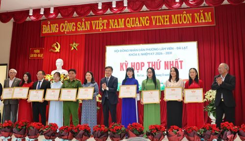 Khen thưởng các tập thể, cá nhân có thành tích trong công tác bầu cử