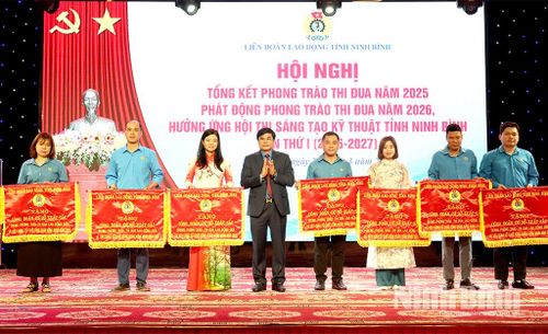 Đồng chí Nguyễn Hải Long, Tỉnh ủy viên, Phó Chủ tịch Ủy ban MTTQ Việt Nam tỉnh, Chủ tịch LĐLĐ tỉnh trao Cờ thi đua của LĐLĐ tỉnh cho các tập thể có thành tích xuất sắc trong phong trào thi đua năm 2025.