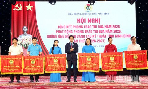 Đồng chí Ngọ Duy Hiểu, Phó Chủ tịch Tổng LĐLĐ Việt Nam trao Cờ thi đua của Tổng LĐLĐ Việt Nam cho các tập thể có thành tích xuất sắc trong phong trào thi đua năm 2025.