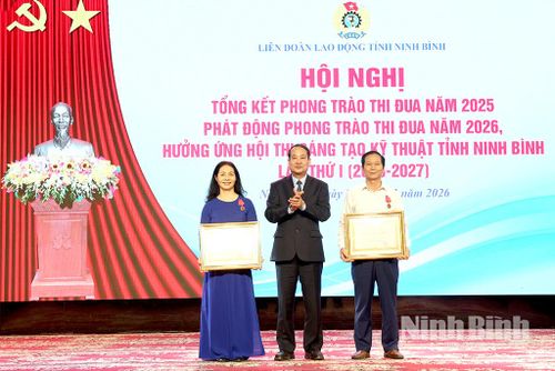 Đồng chí Mai Văn Tuất, Phó Bí thư Tỉnh ủy, Chủ tịch Ủy ban MTTQ Việt Nam tỉnh trao Huân chương Lao động cho các cá nhân đã có thành tích xuất sắc trong công tác.