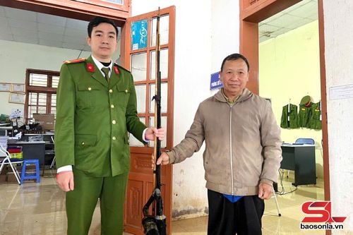 Người dân xã Kim Bon tự giác giao nộp vũ khí tự chế cho Công an xã.