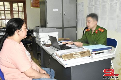 Công an xã Kim Bon tiếp nhận thông tin từ nhân dân.