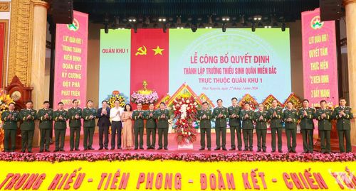 Các đại biểu chụp ảnh lưu niệm tại Lễ công bố quyết định thành lập Trường Thiếu sinh quân miền Bắc.