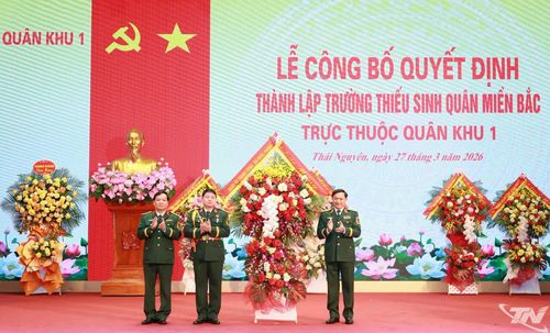 Trung tướng Lê Văn Hướng chúc mừng Trường Thiếu sinh quân miền Bắc.