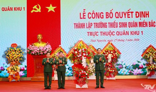 Trung tướng Trương Mạnh Dũng chúc mừng Trường Thiếu sinh quân miền Bắc.