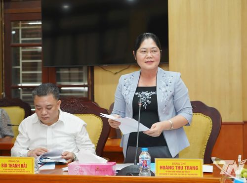 Đồng chí Hoàng Thu Trang, Ủy viên Ban Thường vụ, Chủ nhiệm Ủy ban Kiểm tra Tỉnh ủy, báo cáo tại Hội nghị.